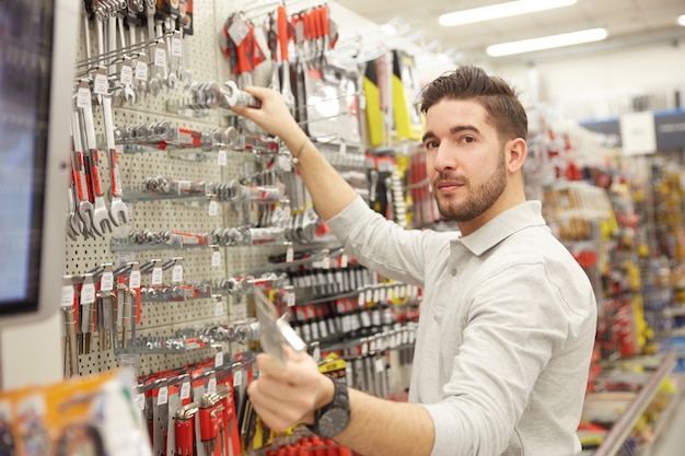 Homme remplaçant des produits dans un magasin