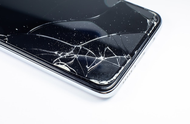 Homme remplaçant le protecteur d'écran en verre trempé cassé pour smartphone. Fermer.