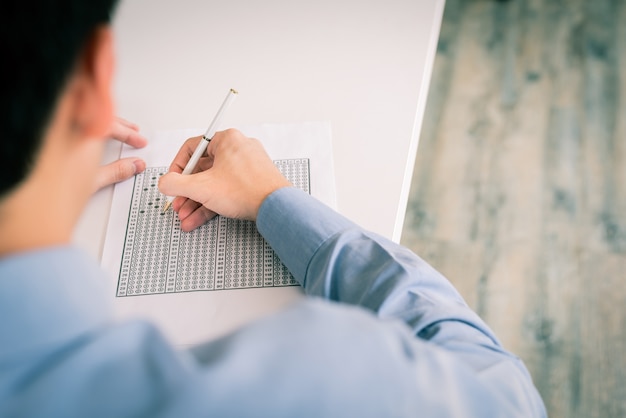 Photo homme remplissant une réponse sur la feuille de réponses