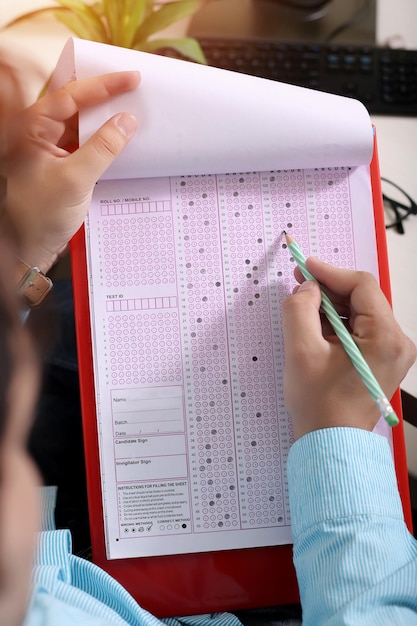 L'homme remplit la feuille OMR avec un stylo