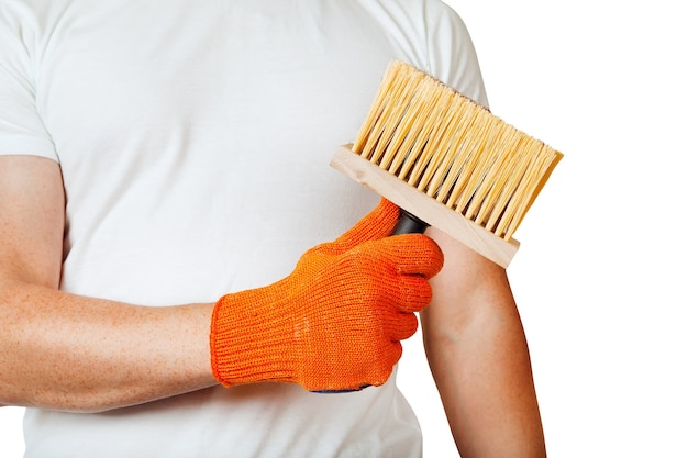 Homme de rénovation domiciliaire avec une brosse à papier peint