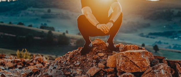 L'homme reste au sommet de la montagne après l'entraînement. Concept de motivation