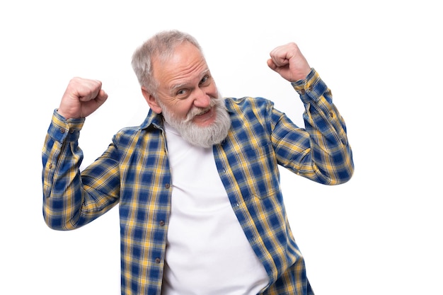 Photo homme à la retraite aux cheveux gris d'âge moyen avec moustache et barbe sur fond blanc