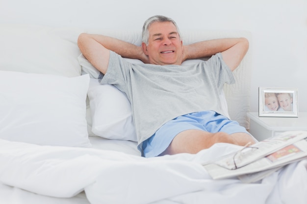 Homme à la retraite détente au lit