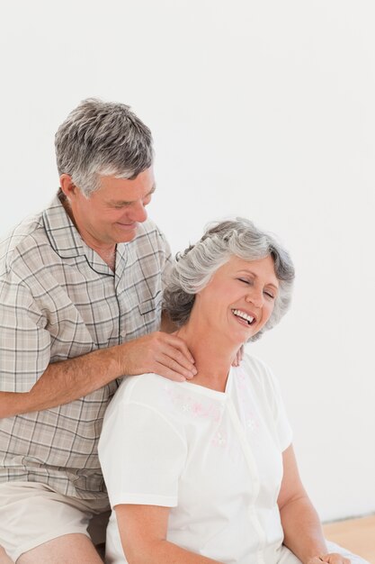 Homme à la retraite donnant un massage à sa femme