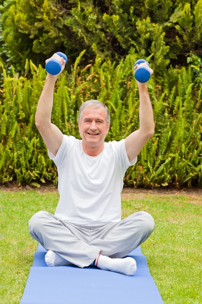 Homme à la retraite fait ses exercices dans le jardin