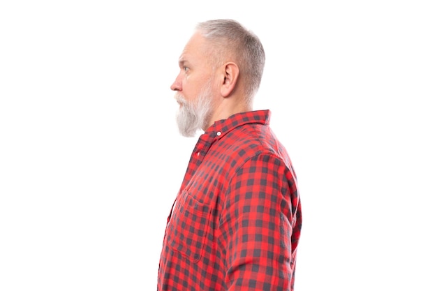 Homme à la retraite maussade avec barbe blanche et moustache en chemise rouge