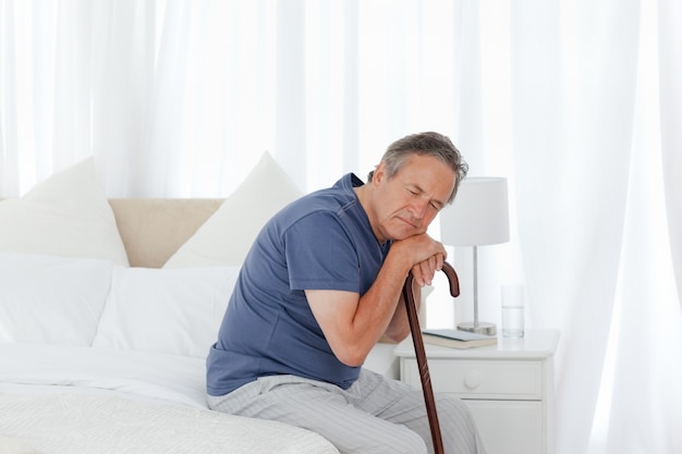 Homme à la retraite avec son bâton de marche