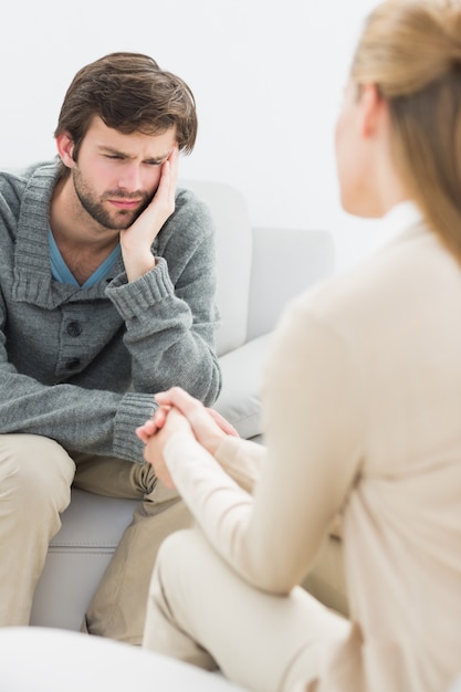 Homme en réunion avec un conseiller financier