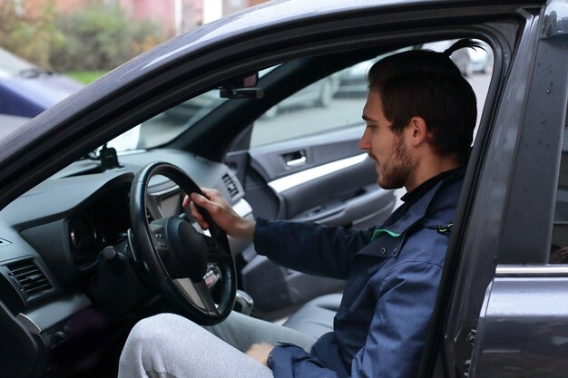 Homme réussi derrière le volant d'une voiture