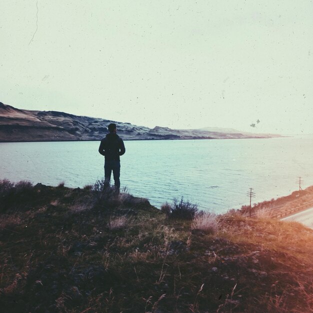 Photo un homme sur le rivage.