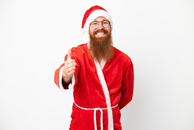 Homme rougeâtre déguisé en père noël isolé sur blanc serrant la main pour conclure une bonne affaire