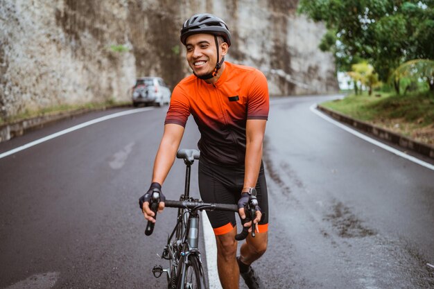 Photo un homme roule à vélo sur la route.