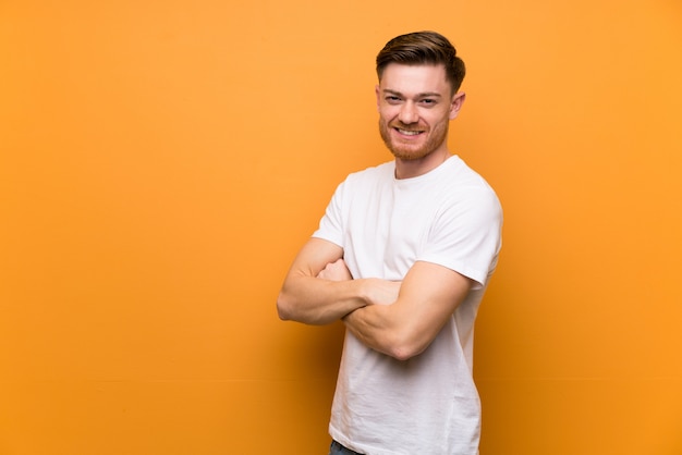 Homme rousse aux bras croisés et impatient