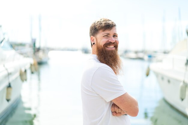 Homme rousse avec barbe avec une expression heureuse