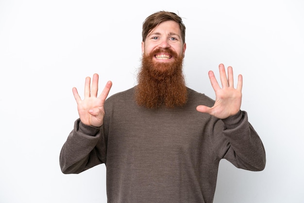 Homme rousse avec barbe isolé sur fond blanc comptant neuf avec les doigts