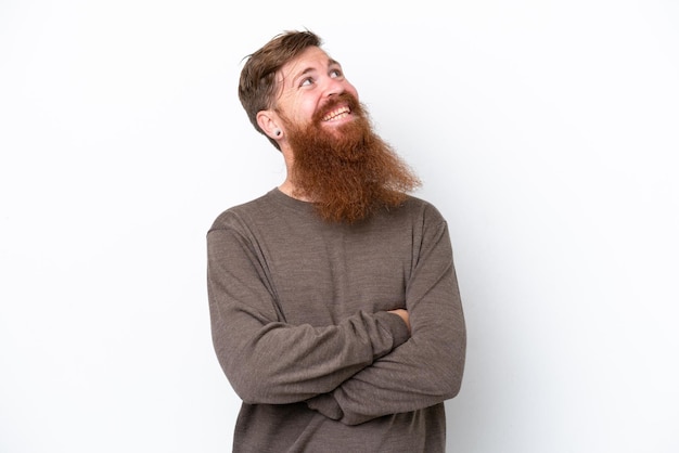 Homme rousse avec barbe isolé sur fond blanc levant les yeux en souriant