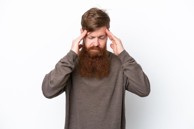 Homme rousse avec barbe isolé sur fond blanc avec maux de tête