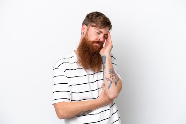 Homme rousse avec barbe isolé sur fond blanc avec maux de tête