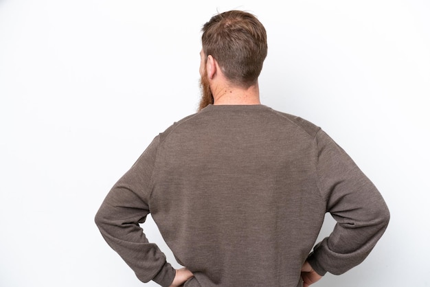 Homme rousse avec barbe isolé sur fond blanc en position arrière et à côté