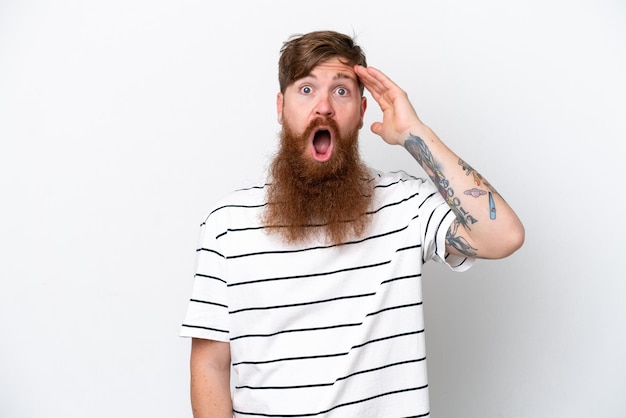 Homme rousse avec barbe isolé sur fond blanc a réalisé quelque chose et a l'intention de la solution