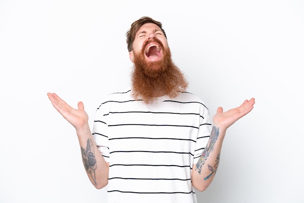 Homme rousse avec barbe isolé sur fond blanc souriant beaucoup