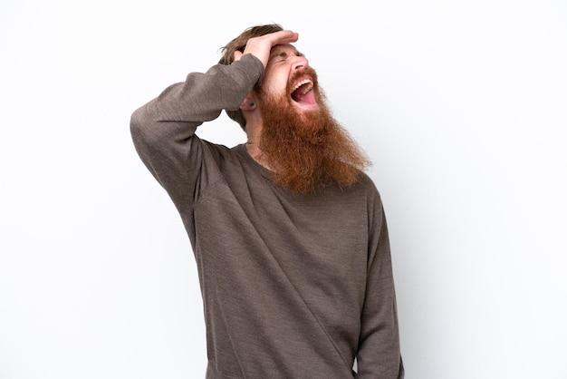 Homme rousse avec barbe isolé sur fond blanc souriant beaucoup