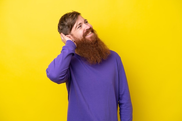 Homme rousse avec barbe isolé sur fond jaune pensant une idée