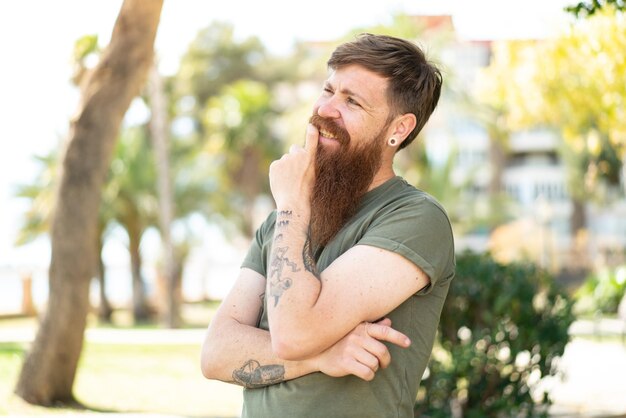 Homme rousse avec barbe souriant