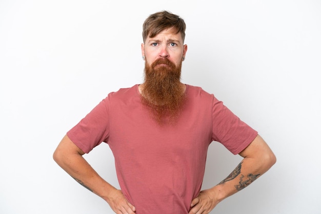 Homme rousse avec une longue barbe isolé sur fond blanc en colère