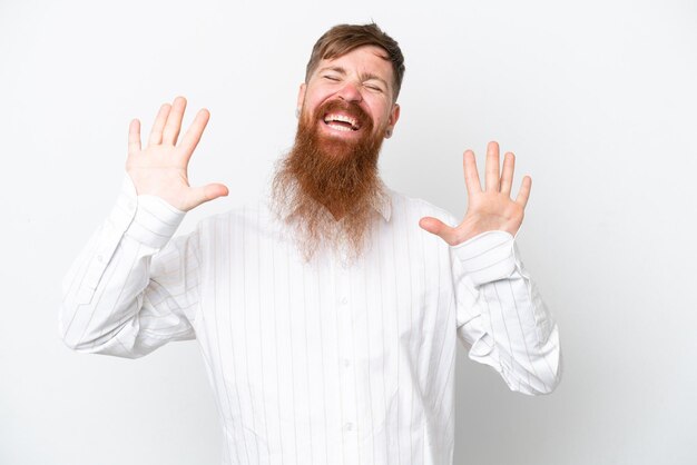 Homme rousse avec une longue barbe isolé sur fond blanc comptant dix avec les doigts