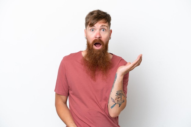 Homme rousse avec une longue barbe isolé sur fond blanc faisant des doutes geste