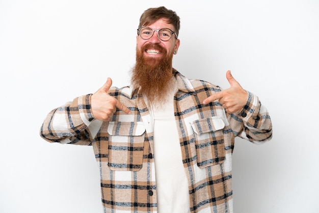 Homme rousse avec une longue barbe isolé sur fond blanc fier et satisfait