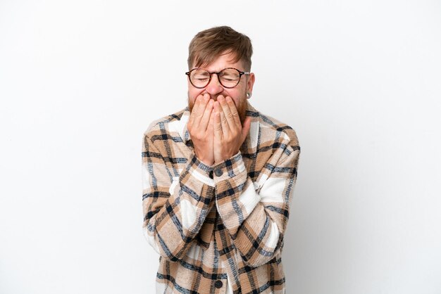 Homme rousse avec une longue barbe isolé sur fond blanc heureux et souriant couvrant la bouche avec les mains