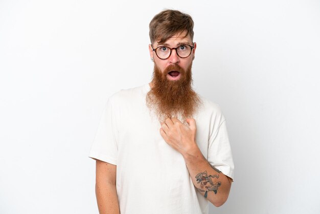 Homme rousse avec une longue barbe isolé sur fond blanc pointant vers soi