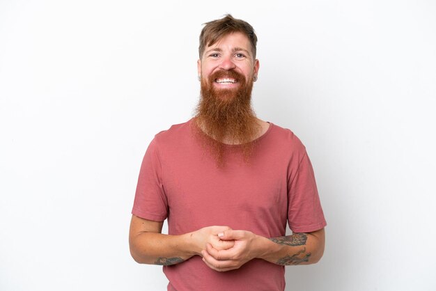 Homme rousse avec une longue barbe isolé sur fond blanc en riant