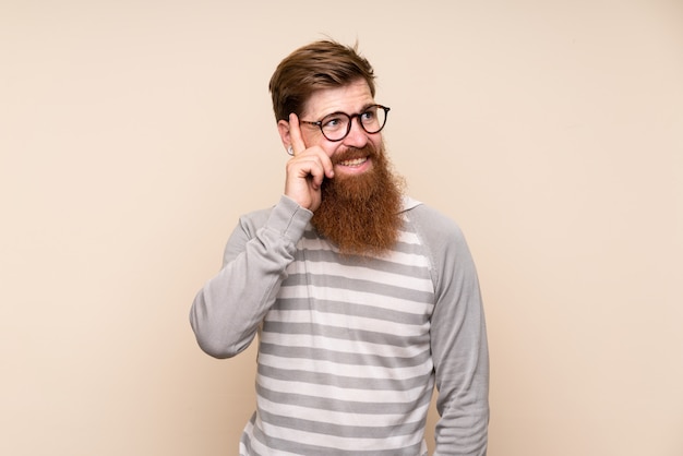 Homme rousse à longue barbe avec des lunettes