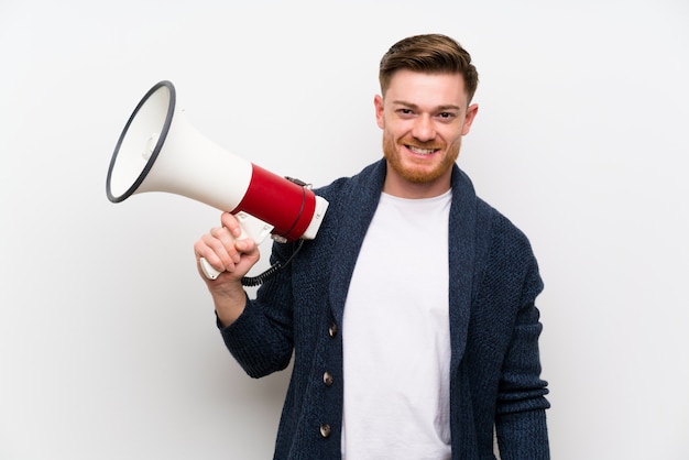 Homme rousse tenant un mégaphone