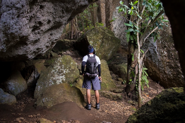 Un homme routard voyage seul, avec un sac à dos dans les montagnes