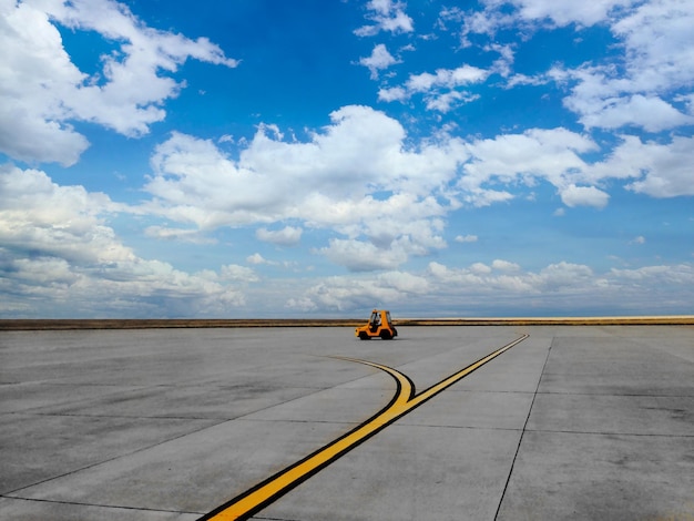 Photo un homme sur la route contre le ciel