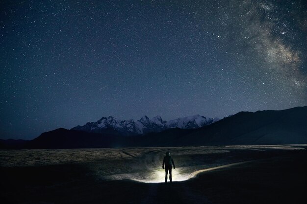 Homme sur la route de nuit