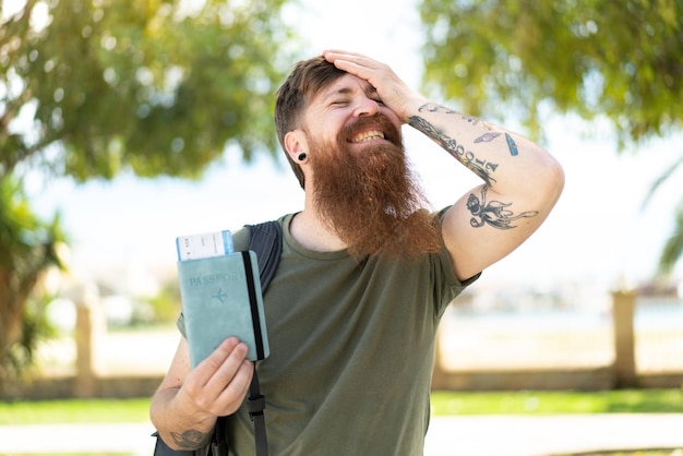 Homme roux avec barbe