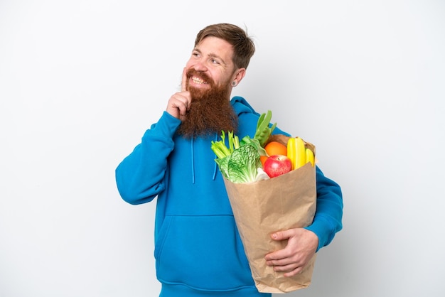 Homme roux avec barbe