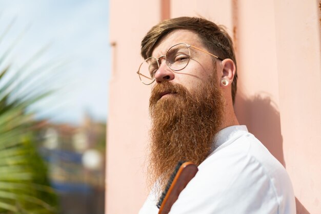 Homme roux avec barbe