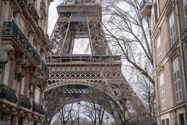 L'homme sur la rue à Paris avec la Tour Eiffel Paris France