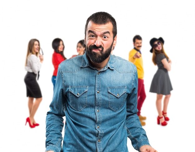 Photo homme ruiné cherchant de l'argent dans leurs poches