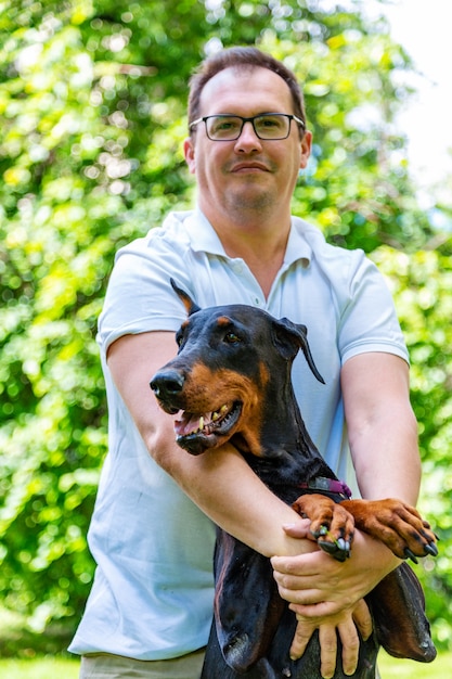 Homme s'amusant et jouant avec ses chiens dans le parc.