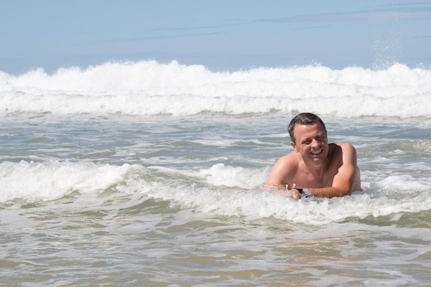 Homme s'amusant à la plage pendant l'été