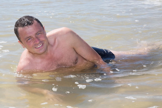 Homme s'amusant à la plage pendant l'été