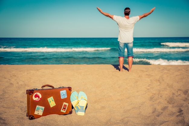 Homme s'amusant sur la plage Vacances d'été et concept de voyage